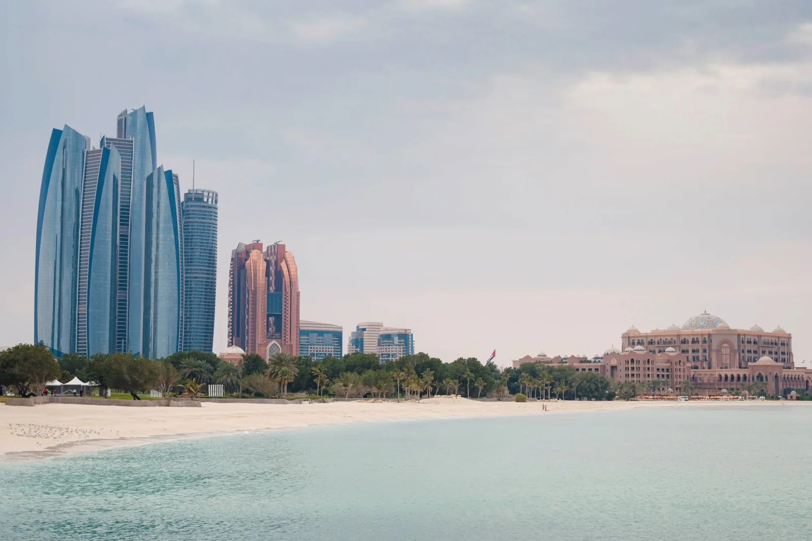 لماذا الاستثمار في العقارات بأبوظبي؟
